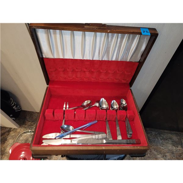 CUTLERY IN WOODEN BOX