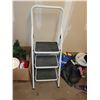 Image 1 : NEAR NEW 3-STEP UTILITY LADDER