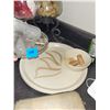 Image 2 : CONTENTS OF CORNER KITCHEN COUNTER