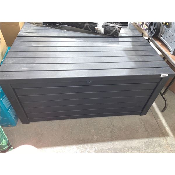 Keter Grande 624 L (165 Gal.) Deck Box
