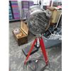 Image 2 : Vintage Style Tripod Light