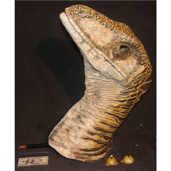 JURASSIC PARK THE RIDE VELOCIRAPTOR HEAD SUIT PUPPET
