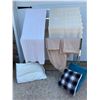 Image 1 : 2 knit throws & bag of 2 toss cushions/pillow/queen sheet set