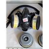 Image 2 : 2 gas masks & filters.