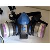 Image 3 : 2 gas masks & filters.