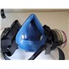 Image 4 : 2 gas masks & filters.
