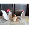 Image 2 : 2 decorative chickens & Squirrel shaker holder (Ceramic) + Infant sized blanket