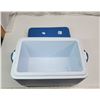 Image 2 : Small "Rubbermaid" cooler, white and blue - 11 1/2"H