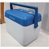 Image 4 : Small "Rubbermaid" cooler, white and blue - 11 1/2"H