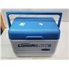 Image 5 : Small "Rubbermaid" cooler, white and blue - 11 1/2"H