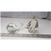 Image 2 : 2 Glass paperweights - bird and whale