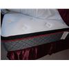 Image 10 : Qeensize Bed & linens Cat C