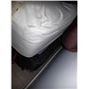 Image 13 : Qeensize Bed & linens Cat C