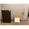 Image 1 : LARGE LOT OF FRONT OFFICE INCLUDING 8 ASSORTED DESKS, 5 ASSORTED MOBILE/STATIONARY OFFICE CHAIRS, 3