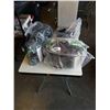 Image 1 : 2 JUICE EXTRACTORS, SANDWICH MAKER, AND SLOW COOKER - AMAZON RETURN, UNTESTED ITEMS
