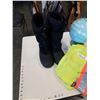 Image 2 : HIGH VIS JACKET, WORLD GLOBE AND WINTER BOOTS SIZE 9