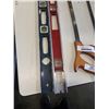 Image 2 : 2 LEVELS AND HAND SAW