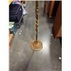 Image 2 : 5 ARM FLOOR LAMP WITH SHADES AND HANGING CRYSTALS