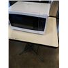 Image 2 : HAMILTON BEACH MICROWAVE WORKING