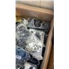Image 3 : 2 BOXES OF BEAUTY SET, PLUSH FIGURES AND JEWELRY