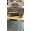 Image 4 : NEW SIMPLE RETRO ONE BUTTON RADIO AND BUTTERFLY LAMP