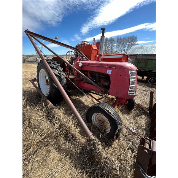 40 Cochshutt Tractor c/w farm hand (as is) - Runs but engine is week, c/w farmhand