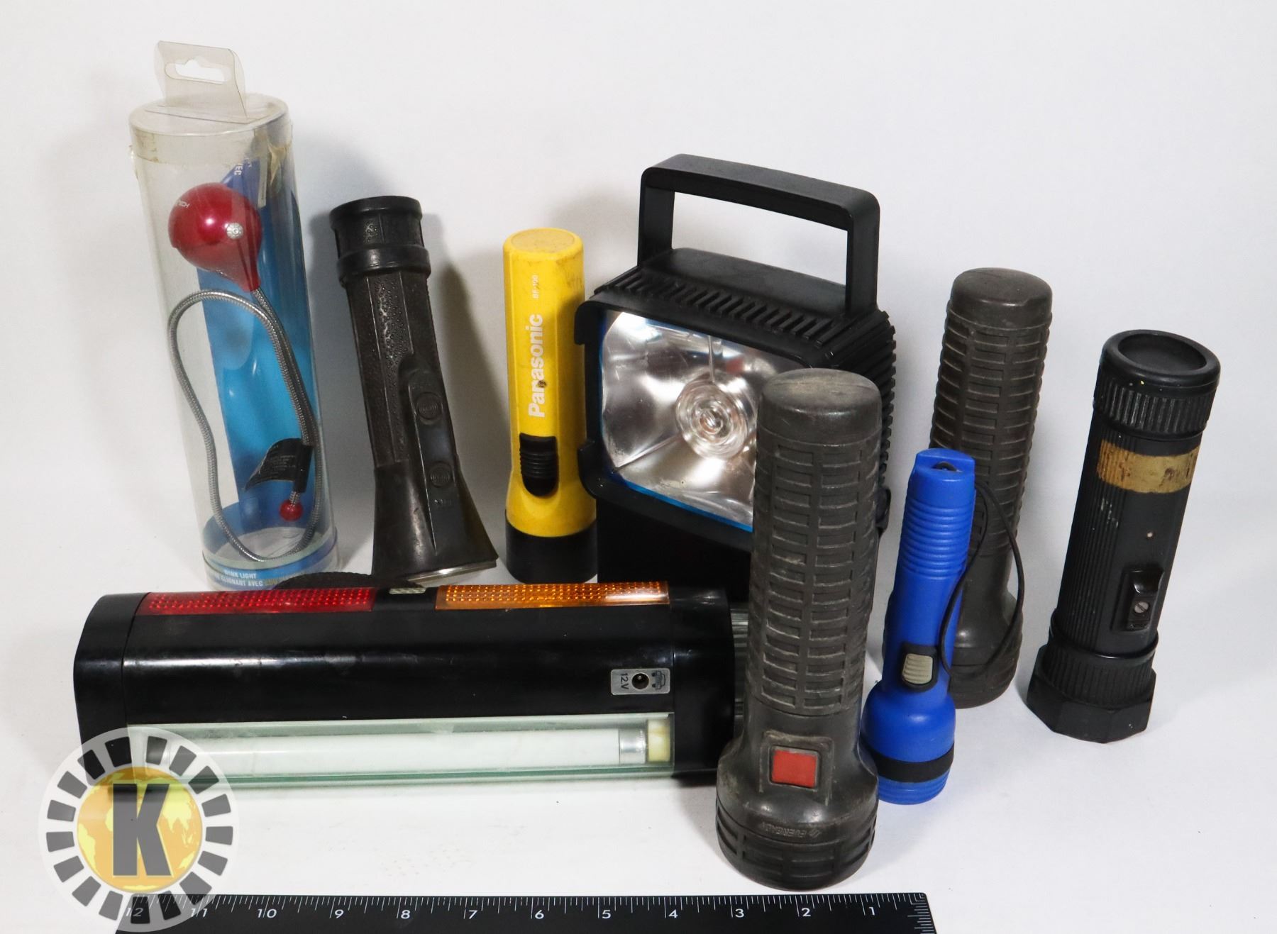 LARGE BOX OF ASSORTED FLASHLIGHTS