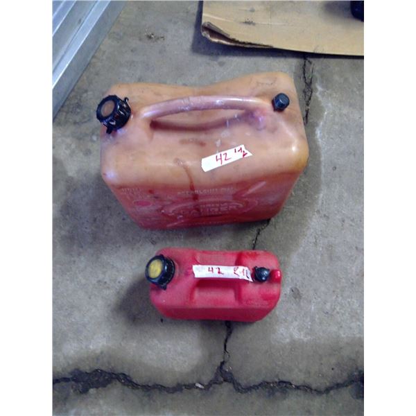 2 jerry cans ( 5 and 1 gallon)