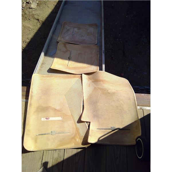 Set of 4 vehicle mats