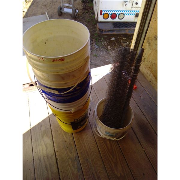 5 buckets (20l (4), 10l (1) and roll of chicken wire