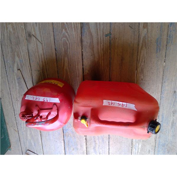 2 gas cans ( 23l and ?)