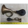 Image 2 : Vintage bulb horns - Large one has a hole