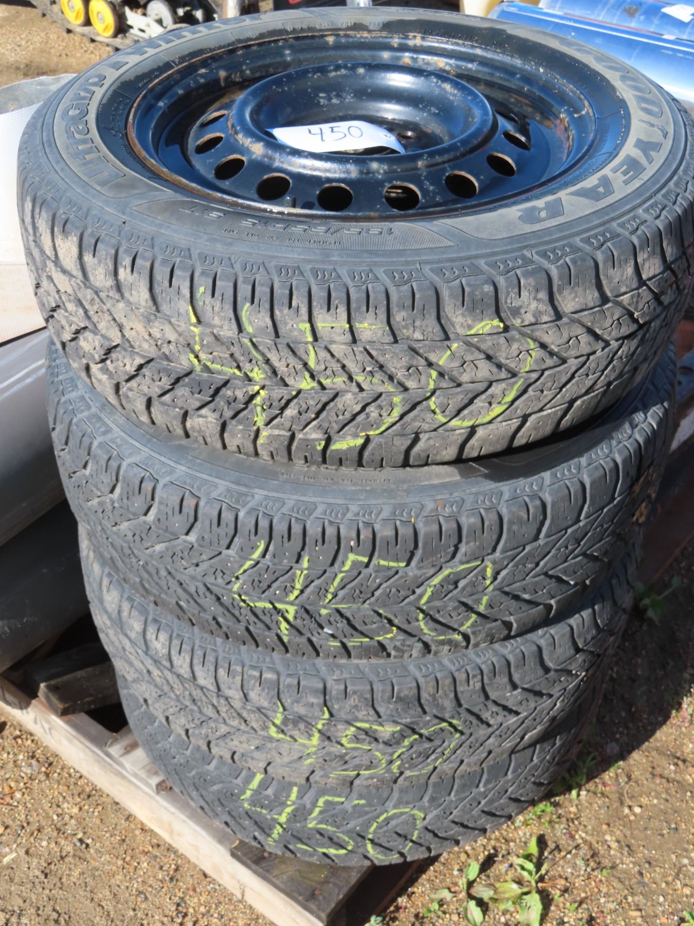 Set of 4 Goodyear tires 195/65R15 91T - Ultragrip winter - Schmalz Auctions