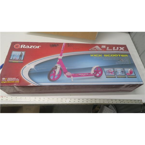 Razor kick scooter - new in box