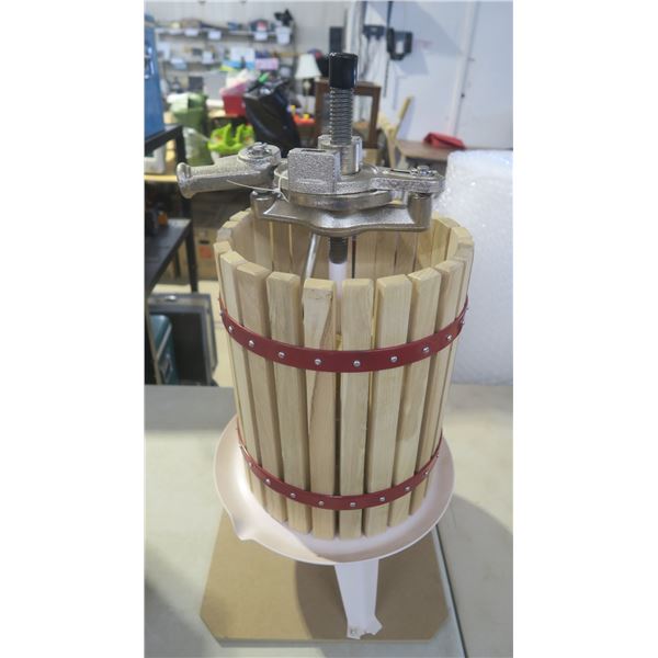 new 4.7 gallon fruit and wine press