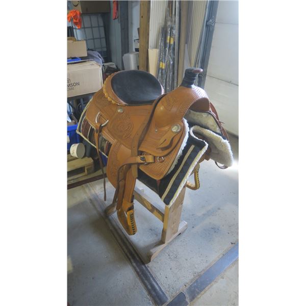 Custom Rodeo Saddle and horse blanket - 16" from horn to seat back - stand not included