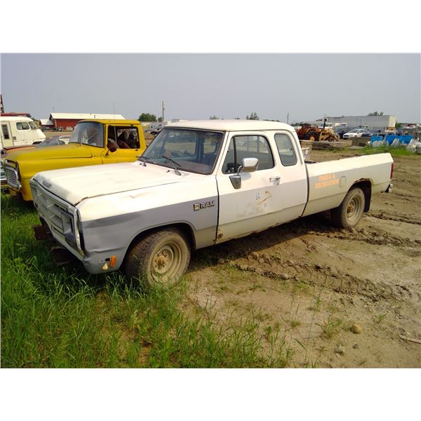 1990 RAM ext cab  has keys   VIN 3B7KE2321LM031159