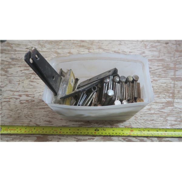 lot of assorted hinges