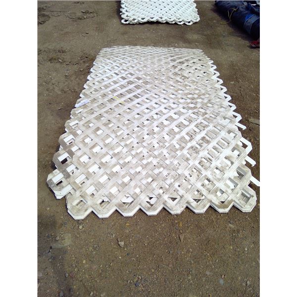 Approx 15 sheets new lattice on pallet ( 4' X 8')