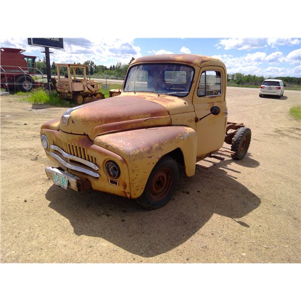 1951 D51  IH  has key  doesn't run  Diamond T 6 cyl engine