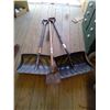 Image 1 : 2 shovels and scraper