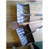 Image 2 : 2 shovels and scraper