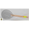 Image 1 : ROUND ALUMINIUM TURNING PERFORATED PIZZA PEEL