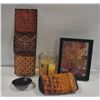 Image 1 : COLLECTION OF DECORATIVE SETS - MULTI POCKET WALL