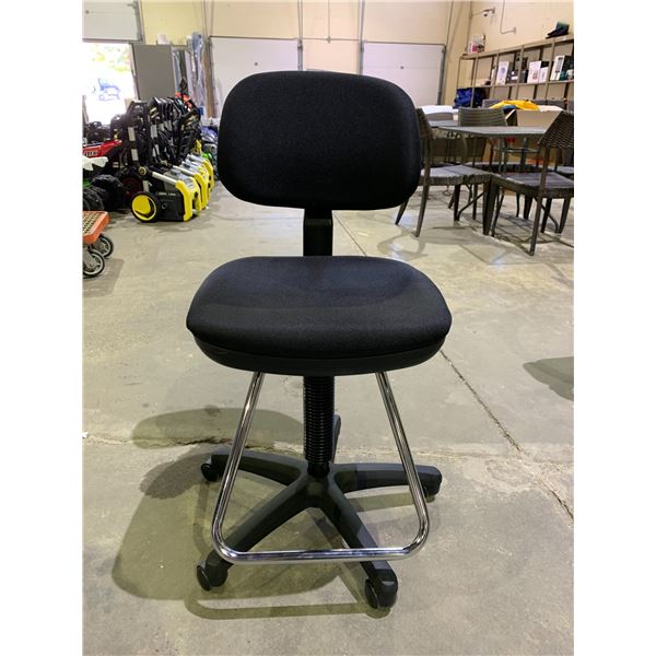 GAS LIFT ROLLING OFFICE CHAIR WITH FOOTREST