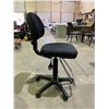 Image 2 : GAS LIFT ROLLING OFFICE CHAIR WITH FOOTREST