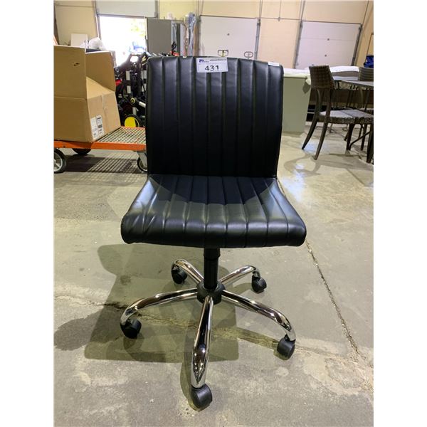 ROLLING OFFICE CHAIR