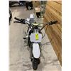 Image 3 : WHITE RPM 4 STROKE 125CC DIRT BIKE WITH DISC BRAKES, FRONT WHEEL 12" BACK WHEEL 12" *NO