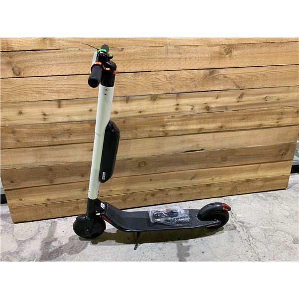 SEGWAY ES4 ELECTRIC SCOOTER WITH CHARGER