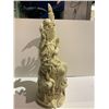 Image 2 : LARGE BLANC DE CHINE SEATED FIGURE OF 'THOUSAND HANDS' KANNON